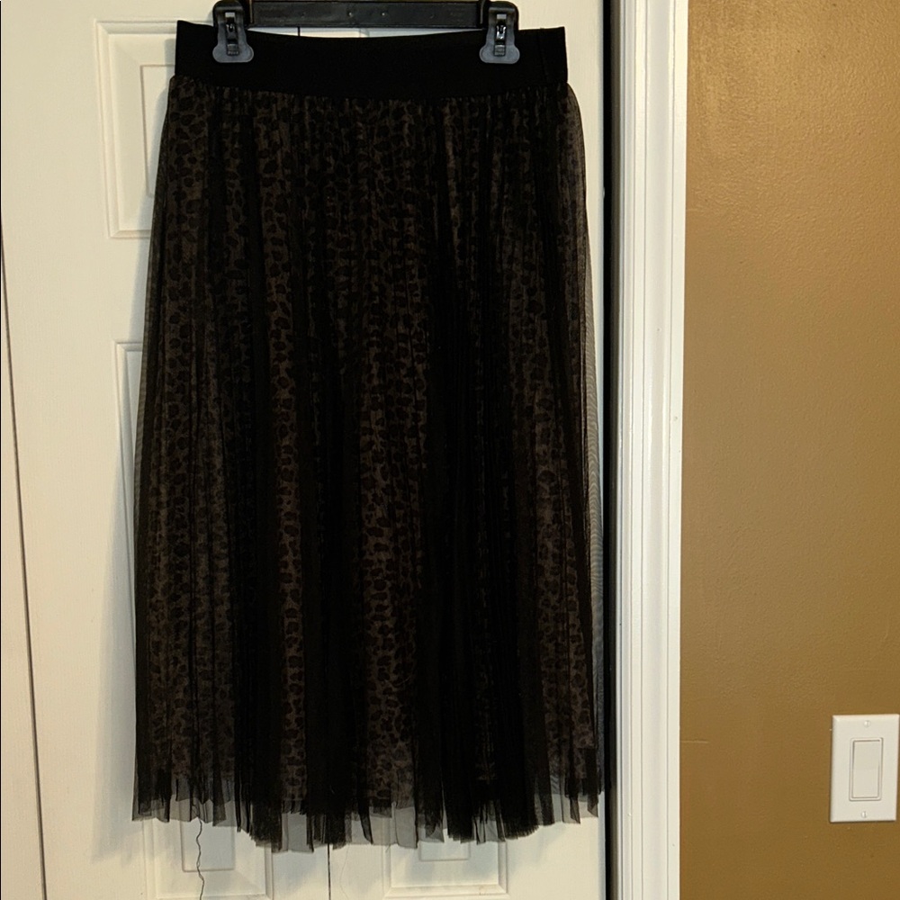 Chic Black Leopard Print Midi Skirt
